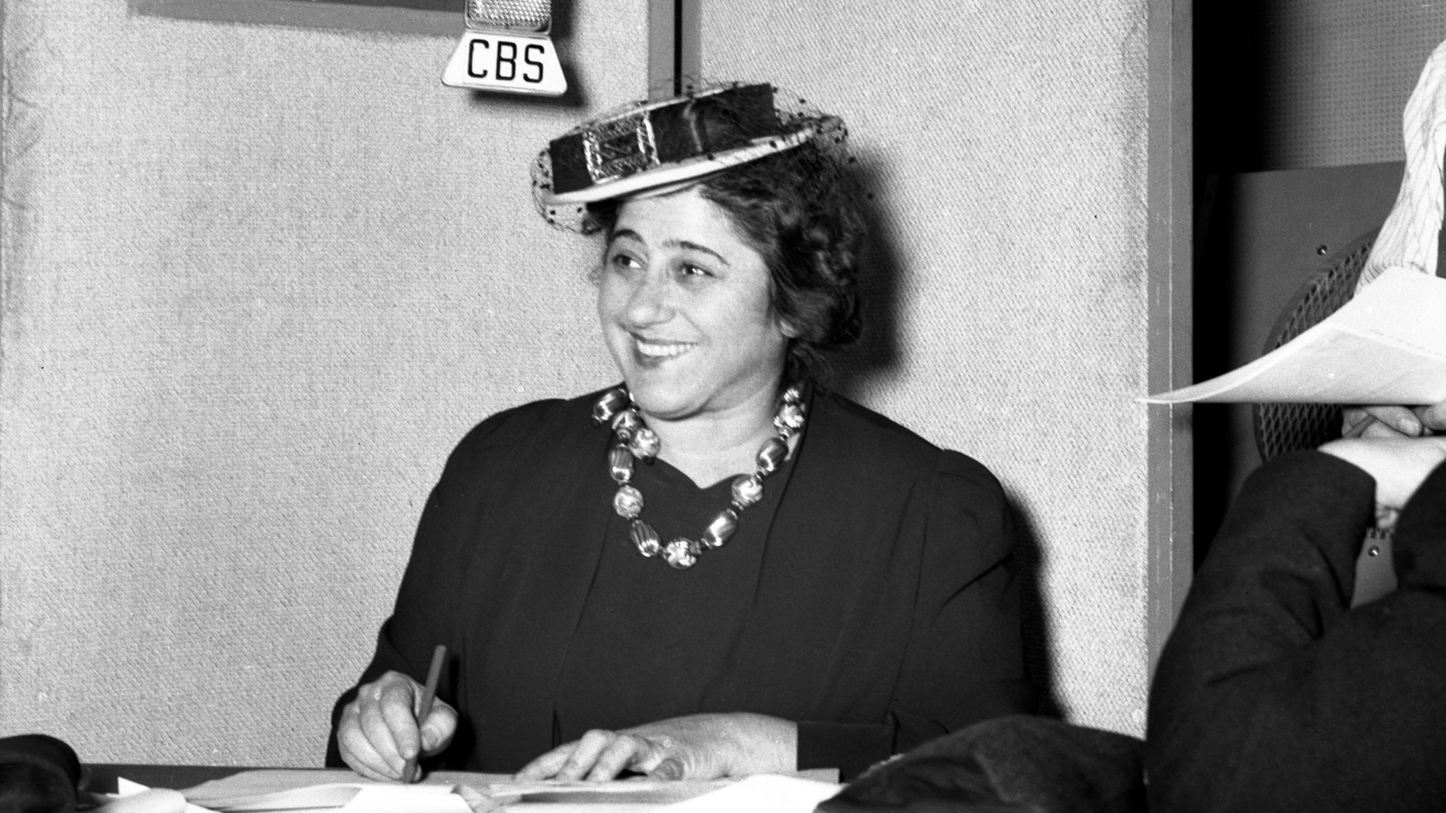 Gertrude Berg The Forgotten Inventor Of The Sitcom The New Yorker