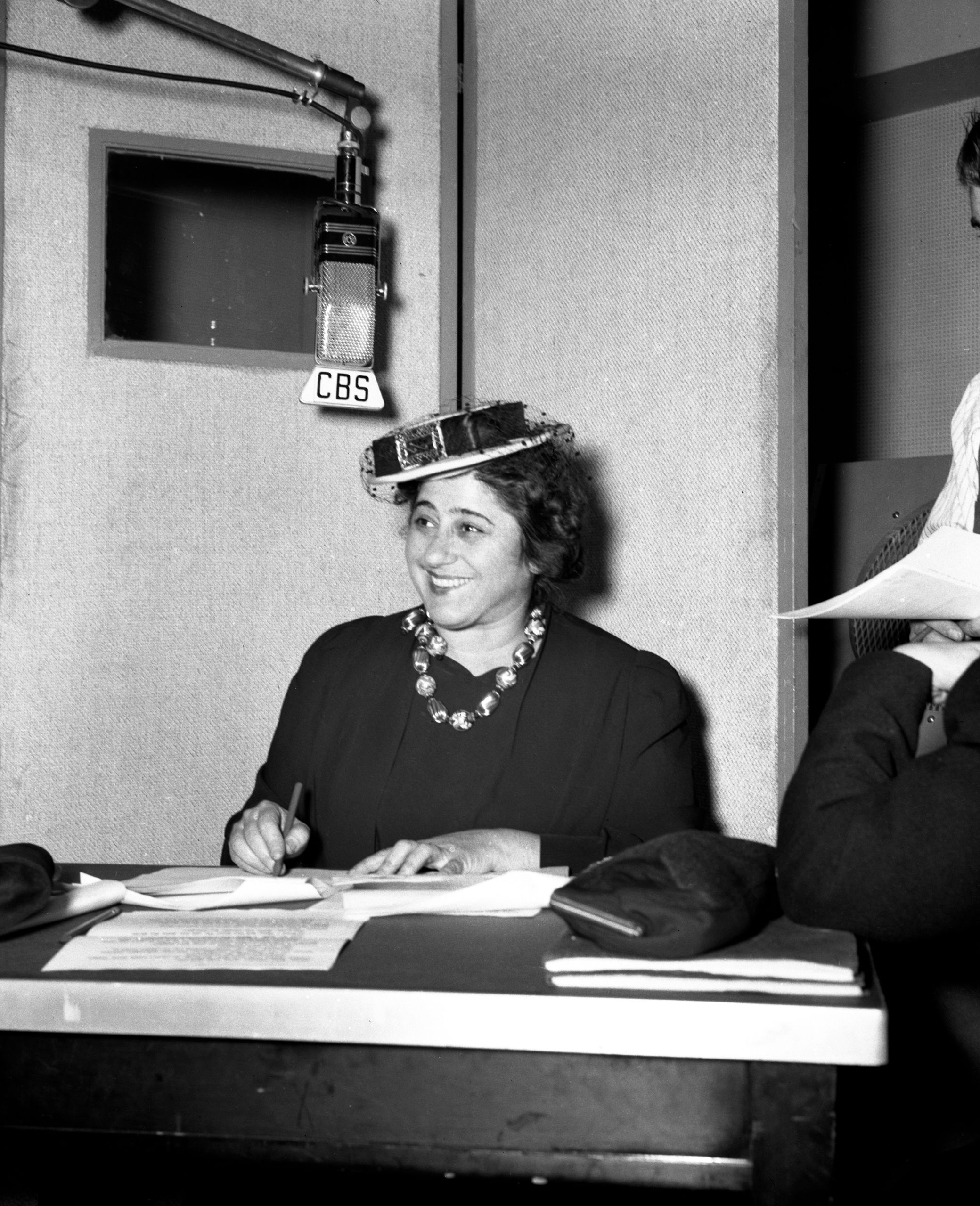 Gertrude Berg The Forgotten Inventor Of The Sitcom The New Yorker