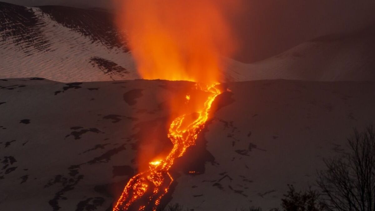 Incredible Photos Show Moment Mount Etna Erupts World News Express co uk