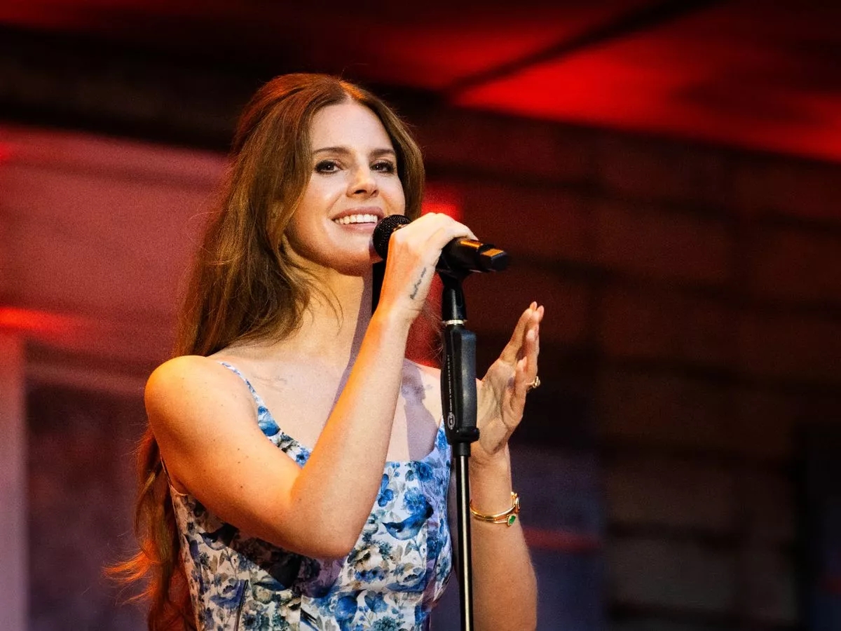 Lana Del Rey Fans Desperate To Sell Concert Tickets As Clips Show She s not Even There The Mirror