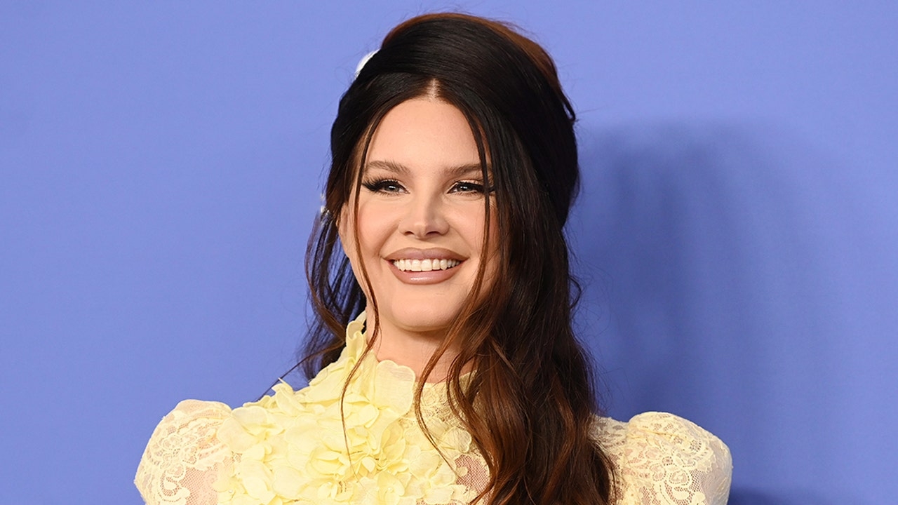 singer del rey crossword