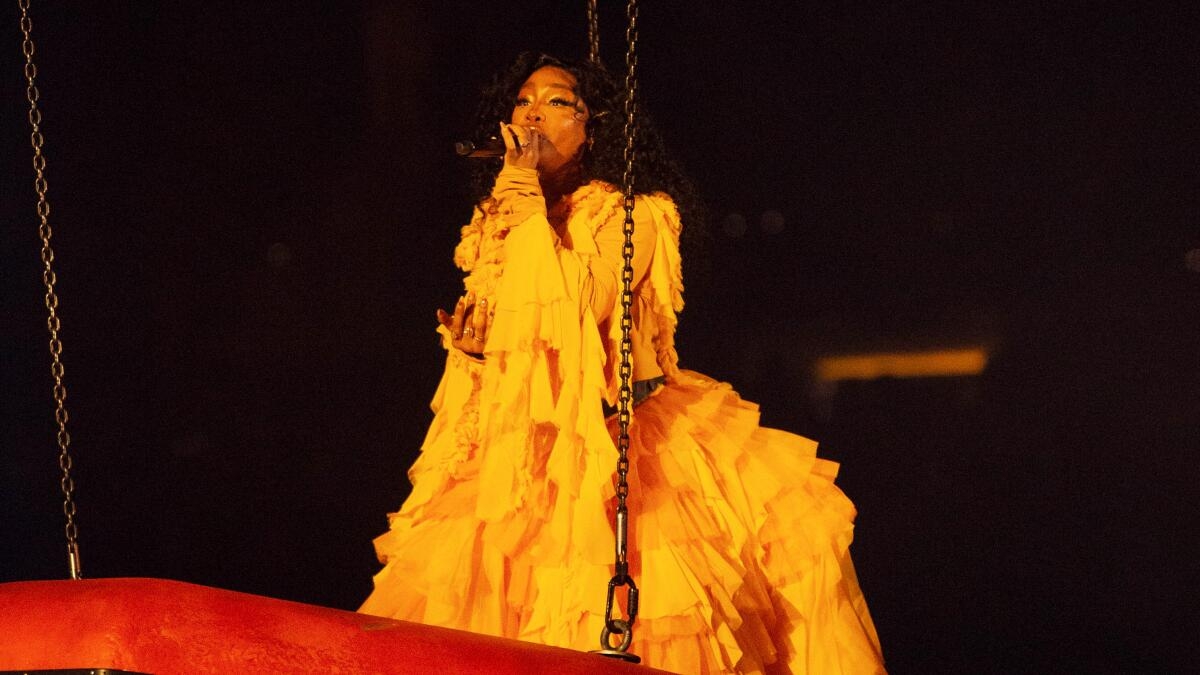 Review The Enthralling Confessions Of SZA At The Forum Los Angeles Times