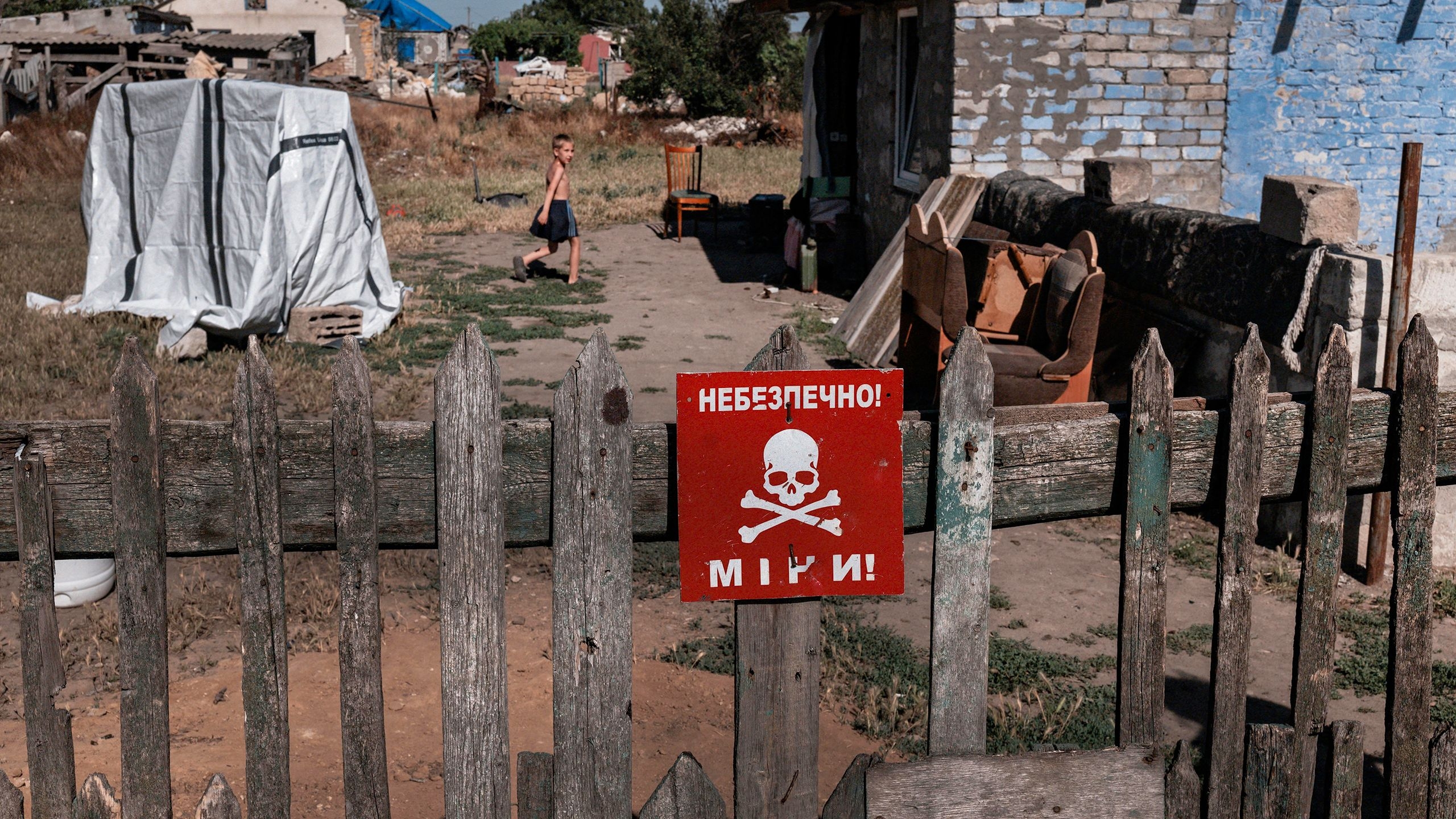 The Dangerous Work Of Clearing Russia s Deadly Mines From Ukrainian Lands The New Yorker