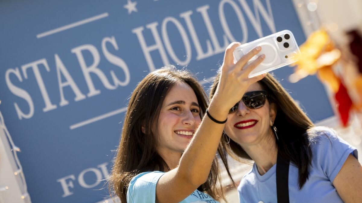 Gilmore Girls At 25 L A Fans Get A Taste Of Stars Hollow Los Angeles Times